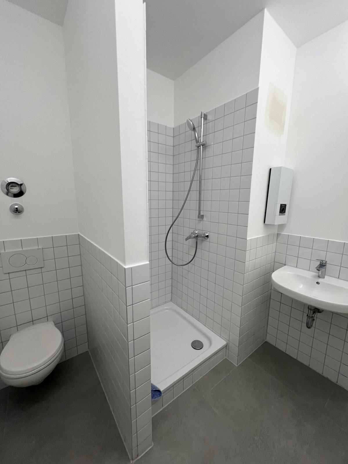 Badezimmer Düsseldorf — fertiges Bad Waschbecken