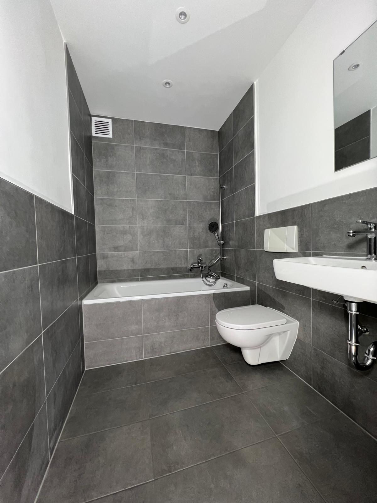 Badezimmer Düsseldorf — Nachher: Badewanne, WC und Fliesen