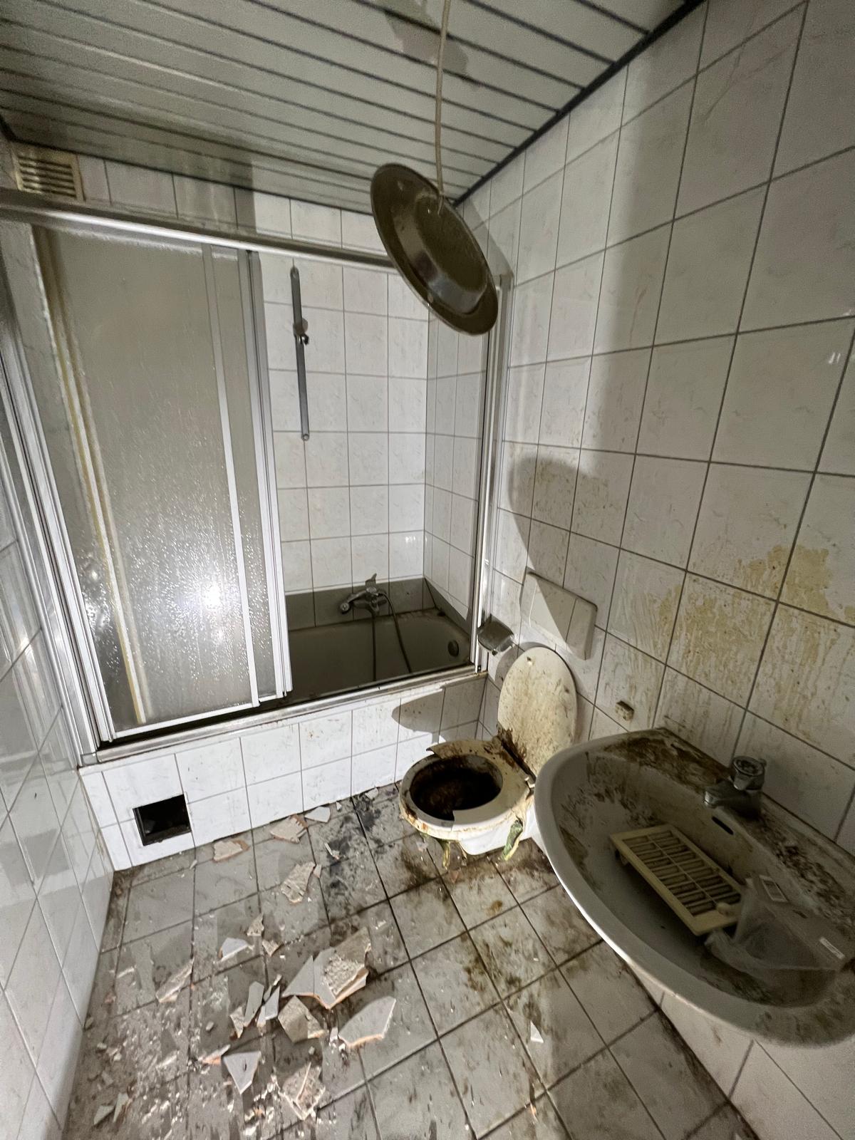 Badezimmer Düsseldorf — Vorher: alter Zustand