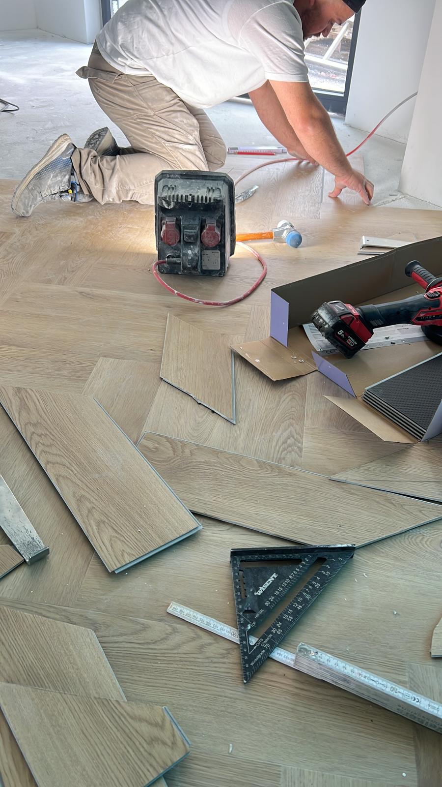 Bodenbelagsarbeiten Fischgrätmuster – Verlegearbeiten Triaform GmbH