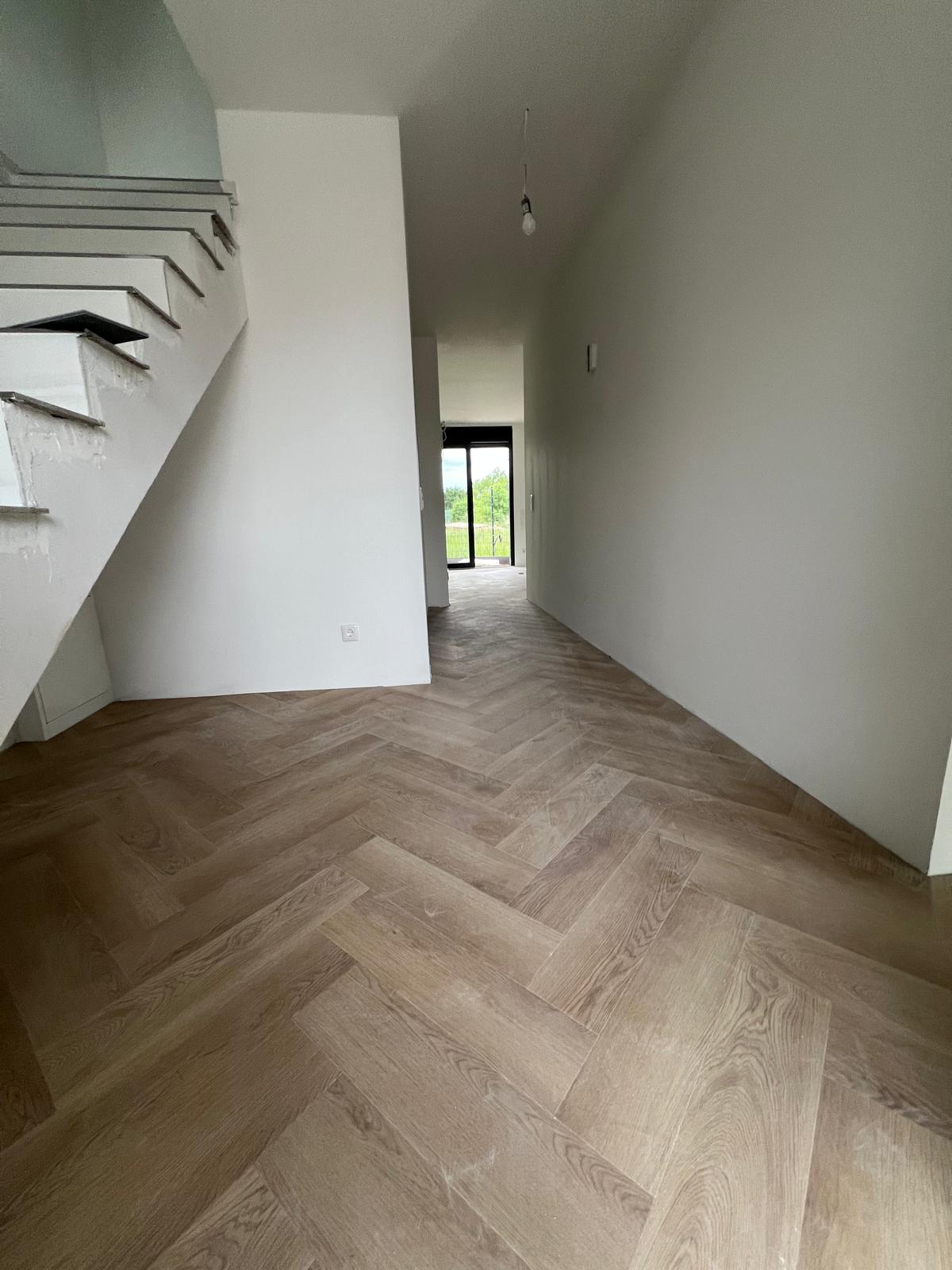 Fertiger Fischgrätboden Flur mit Treppe – Privathaushalt