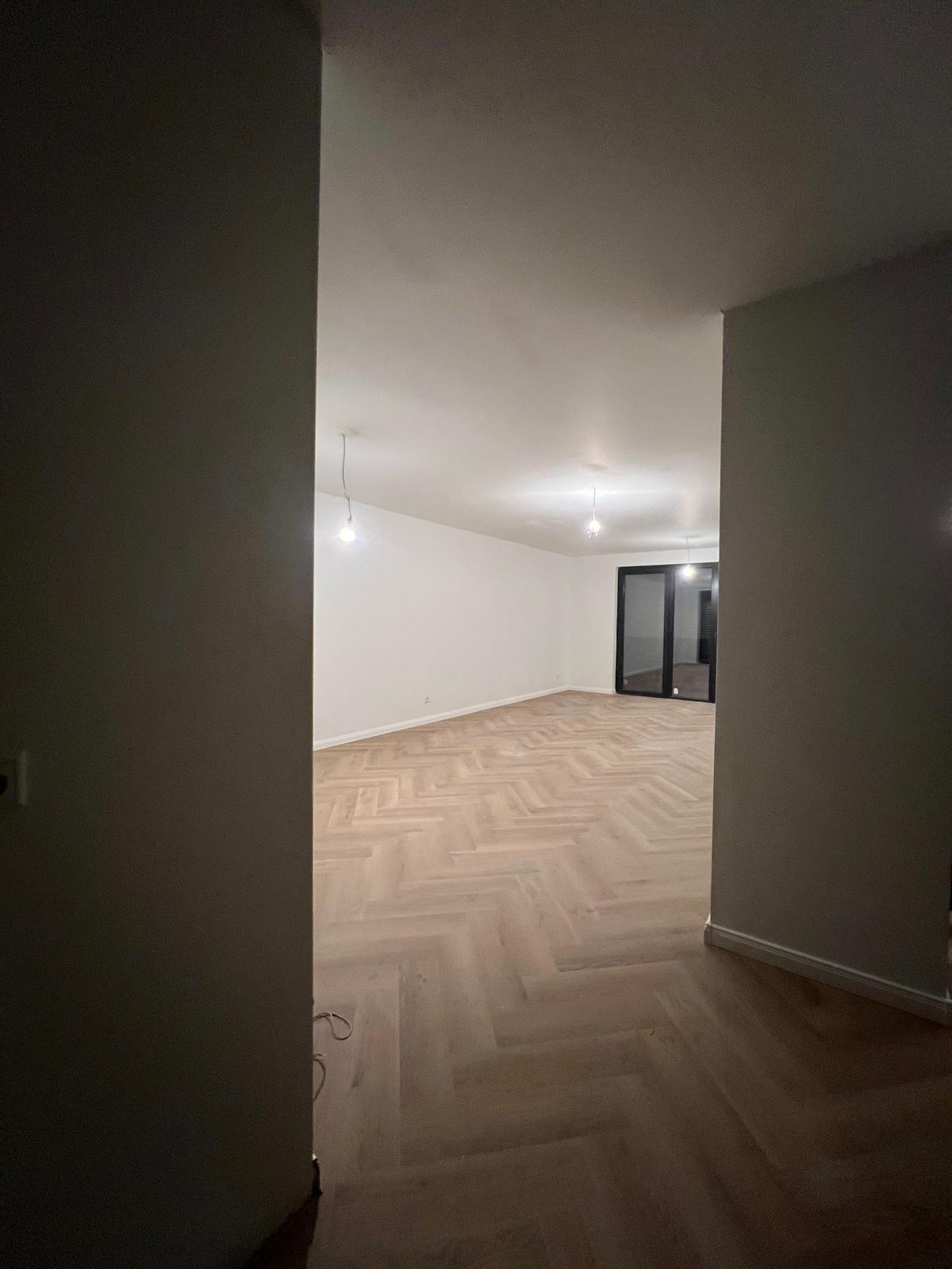 Fischgrätparkett Wohnzimmer fertig verlegt – Triaform GmbH