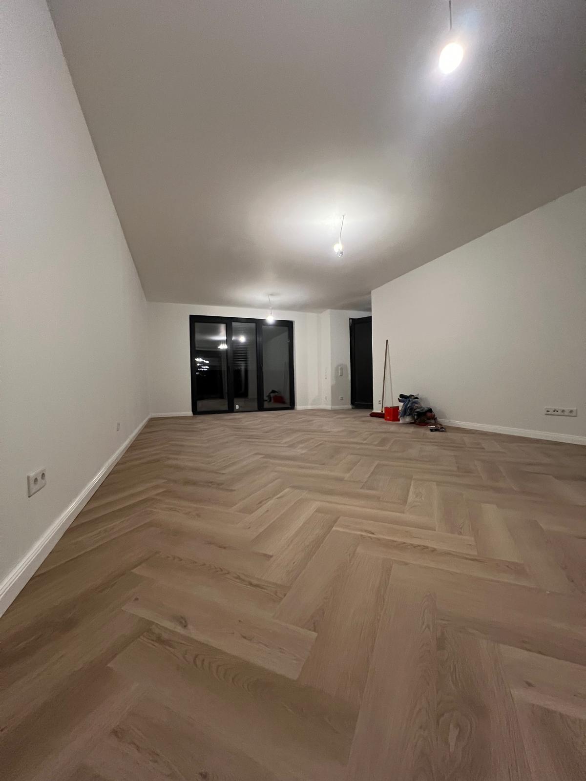 Großes Wohnzimmer mit Fischgrätboden – Innenausbau Triaform