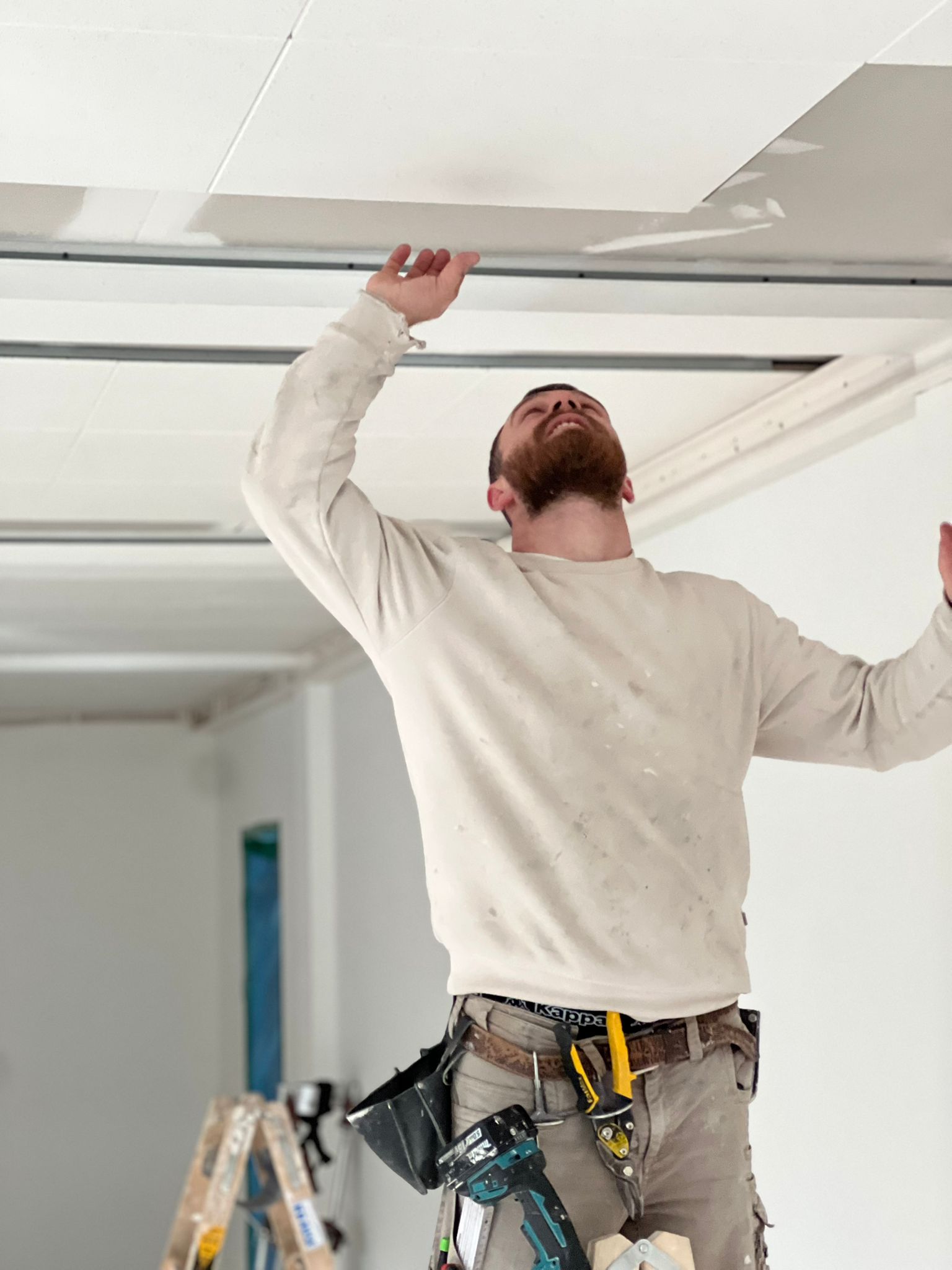 Containerschule Erkrath – Deckenmontage auf Leiter