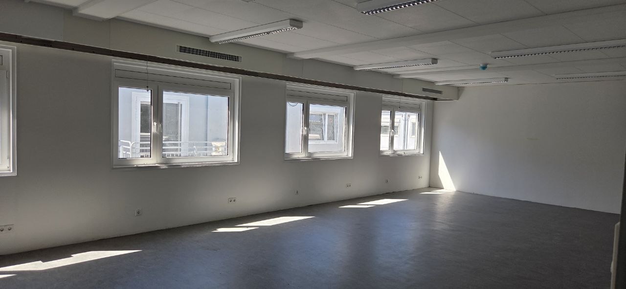 Modulraum der Ersatzschule Erkrath mit fertigen Boden- und Wandflächen