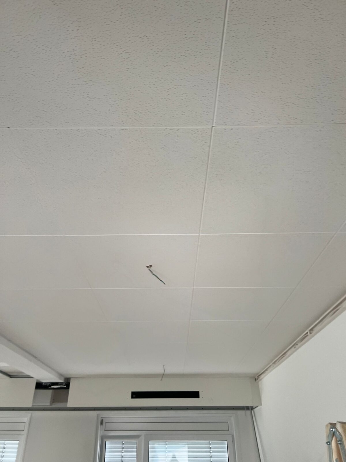 MF-Decke Containerschule – fertige Mineralfaserplatten