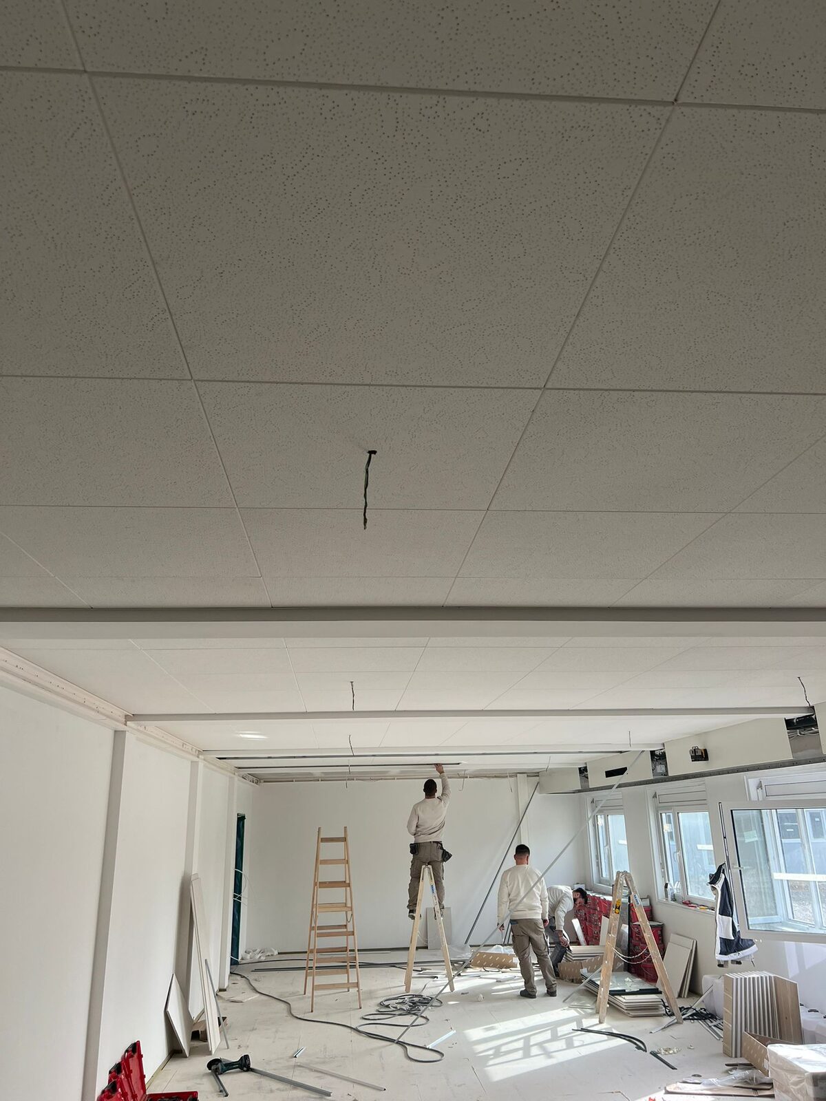 Containerschule Erkrath – Team bei MF-Deckenmontage