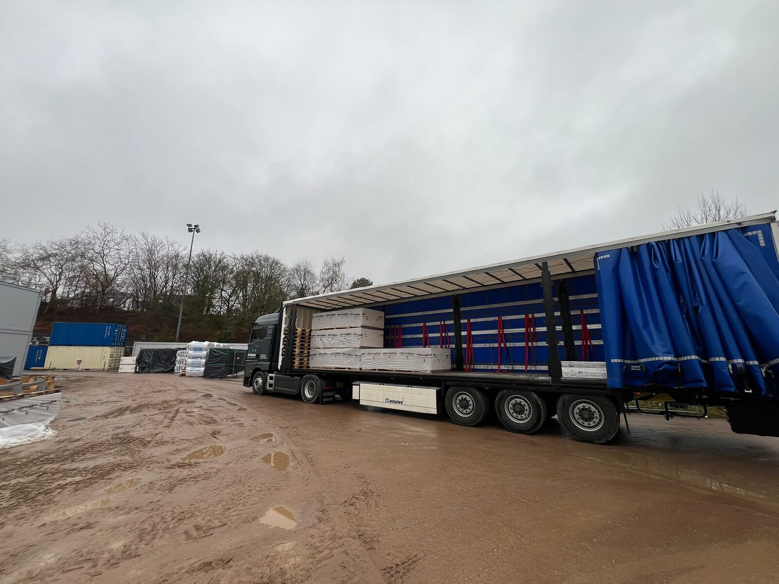 Materialanlieferung LKW – Knauf Trockenbau Containerschule Erkrath
