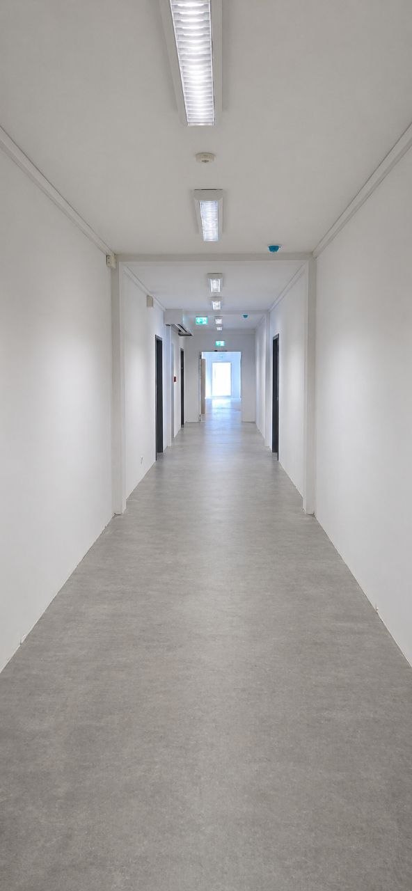 Containerschule Erkrath – heller Flur nach Ausbauarbeiten