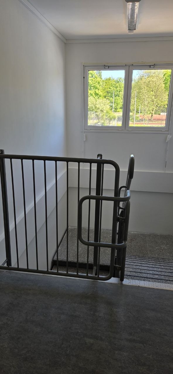 Treppenhaus der Ersatzschule Erkrath mit fertigen Wand- und Bodenflächen