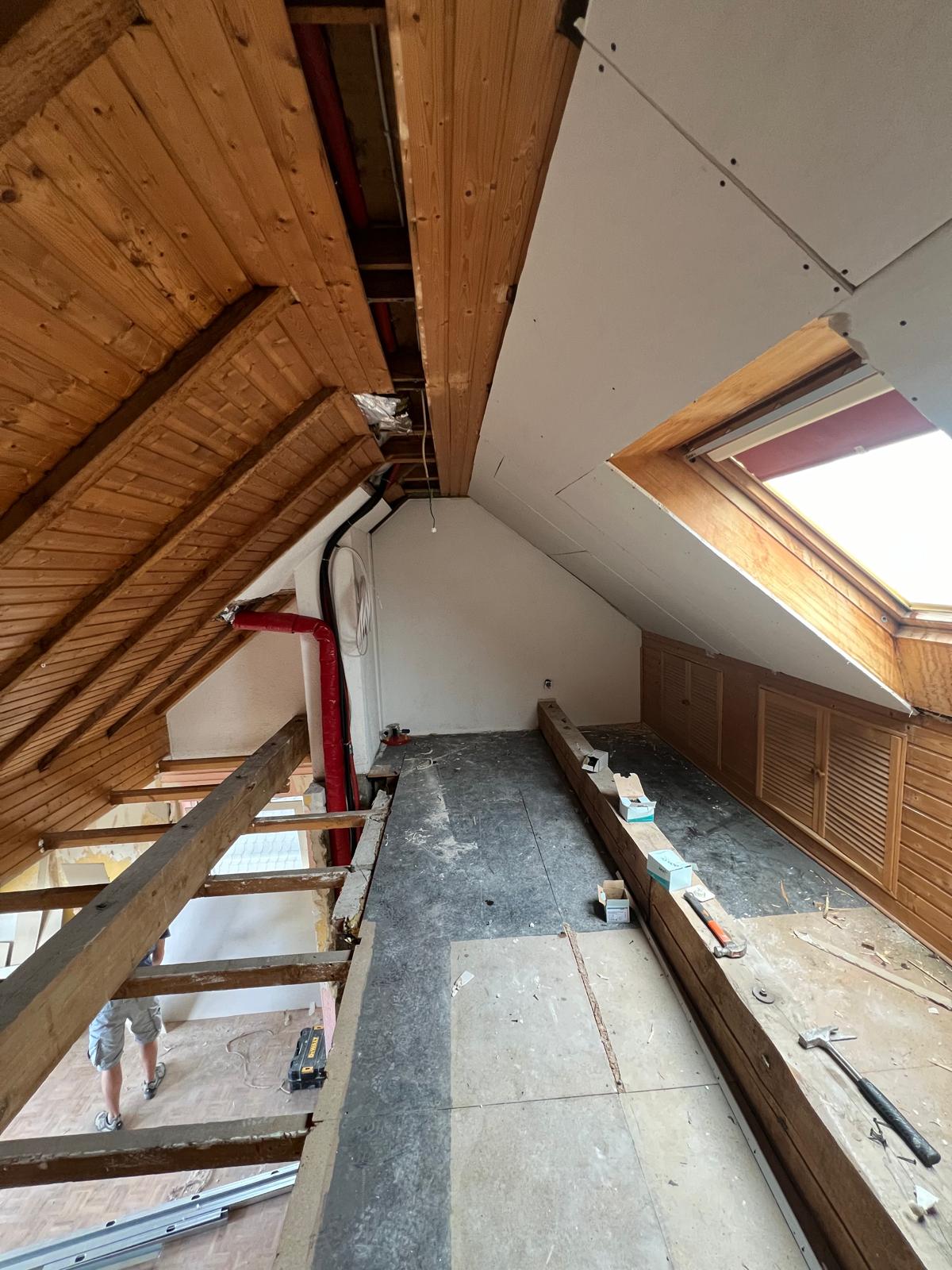 Trockenbau Dachschräge mit Velux-Fenster – Triaform GmbH