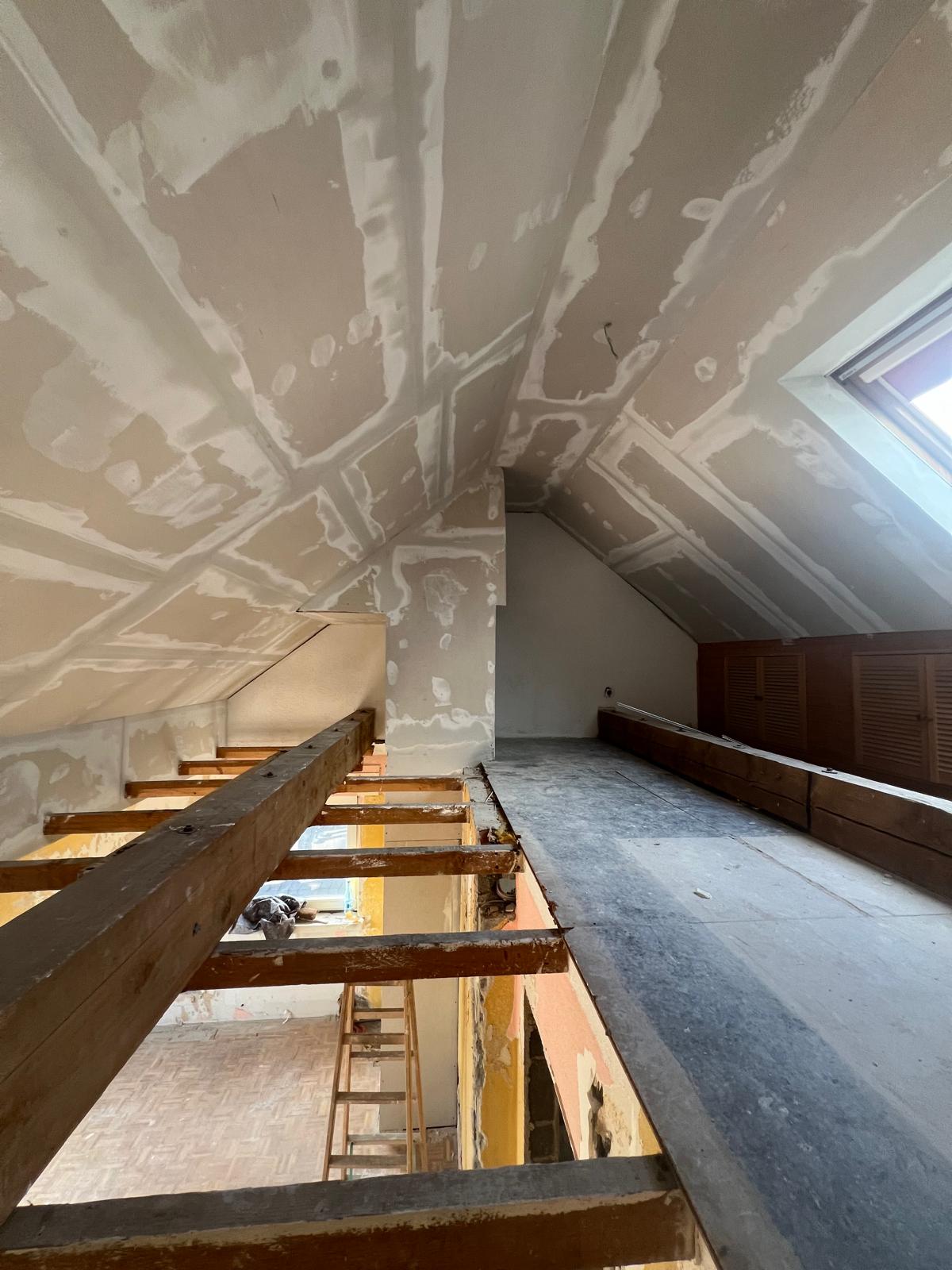 Dachausbau Trockenbau Spachtelarbeiten – Zwischenstand