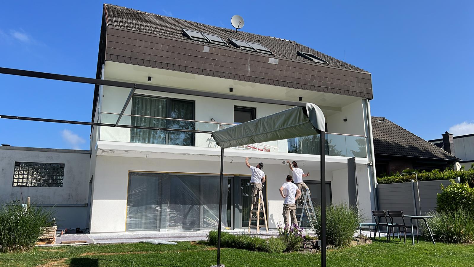 Fassadenanstrich 2-Familienhaus – Team Triaform GmbH bei der Arbeit