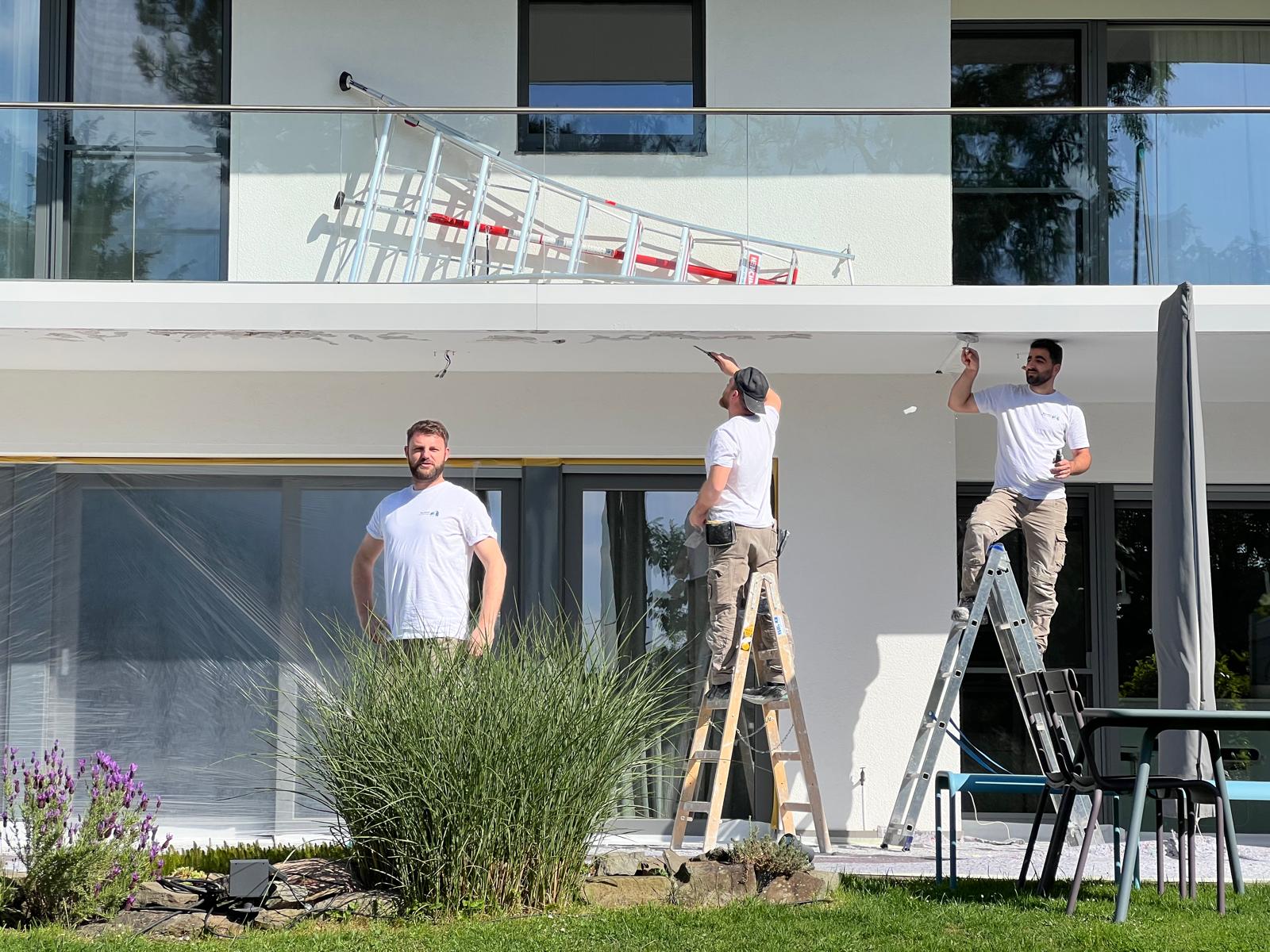 Malerteam Triaform bei Außenanstrich – Detailarbeit an der Fassade