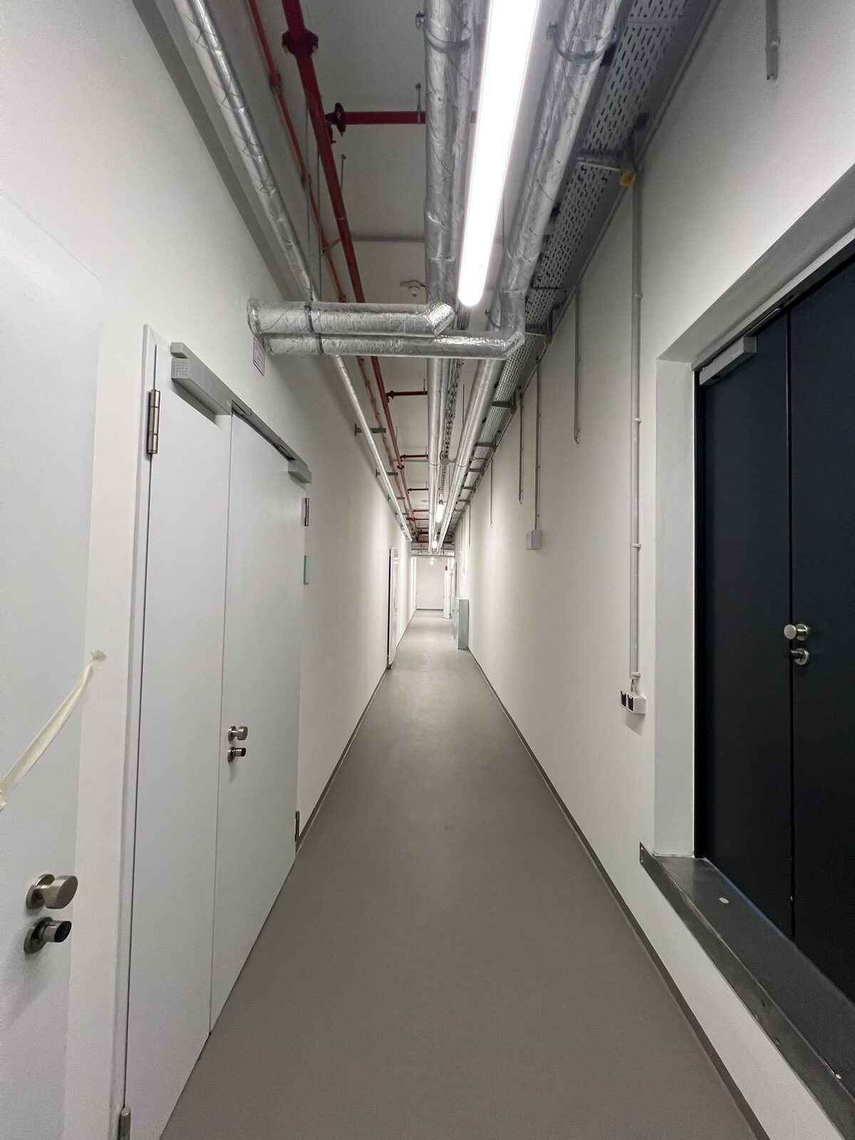 Condor Flugzeug auf dem Rollfeld – Blick aus der Feuerwache