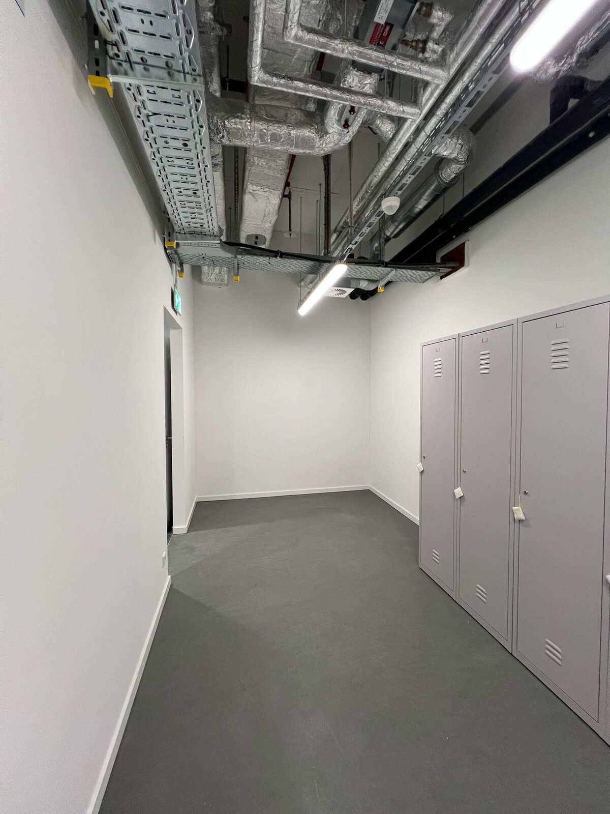 Feuerwache Flughafen – Langer Flur Anstricharbeiten