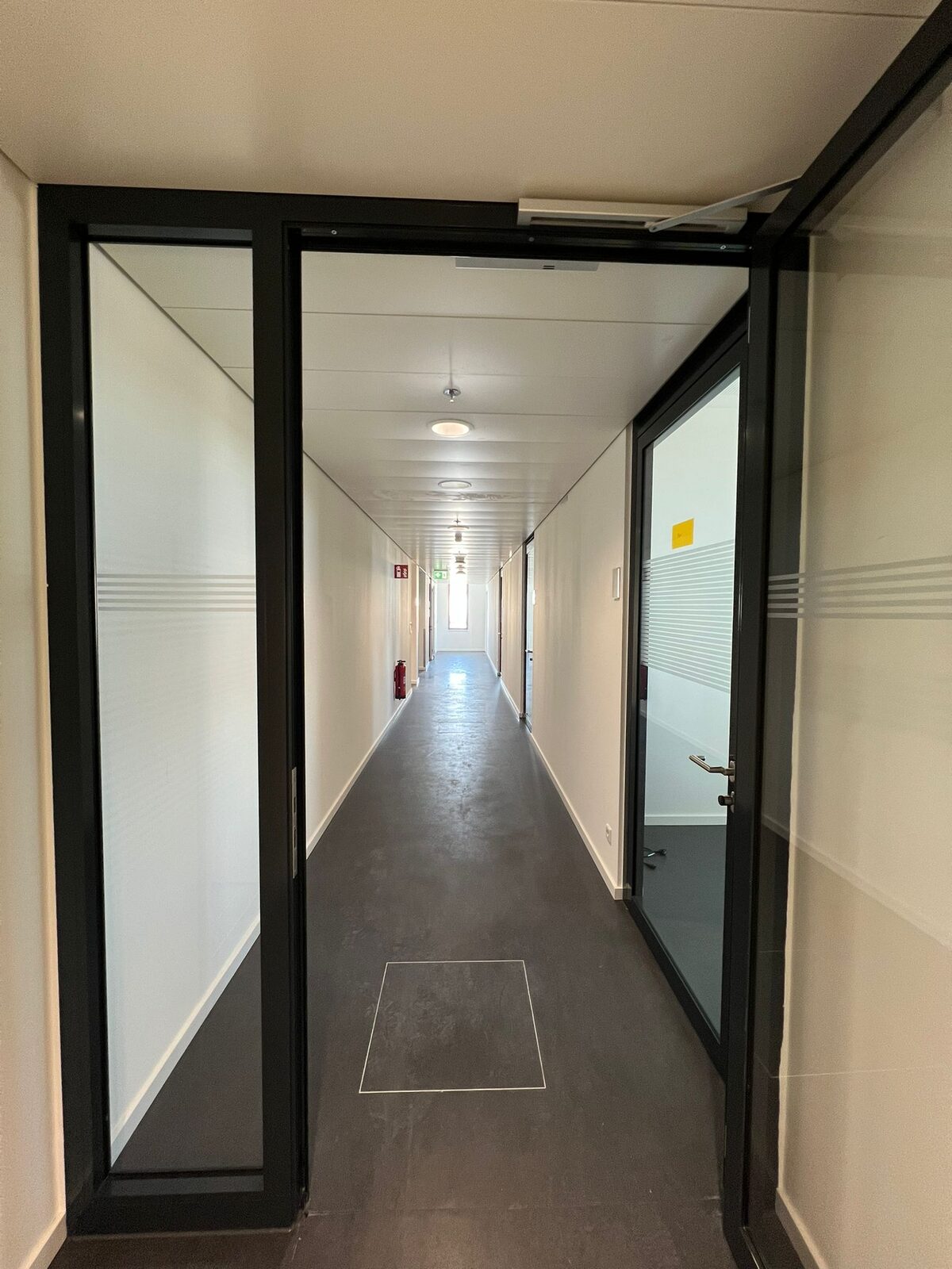 Feuerwache – Flur mit Wandanstrich und Deckenbeschichtung