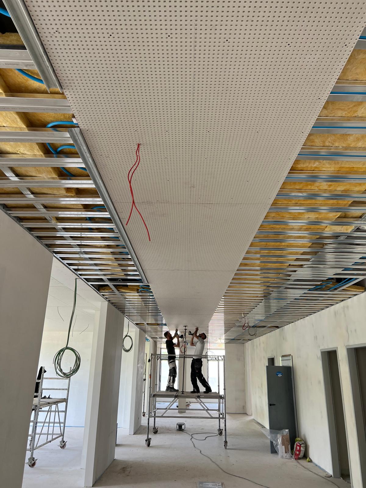 Bürotrakt Akustik-Lochplatten