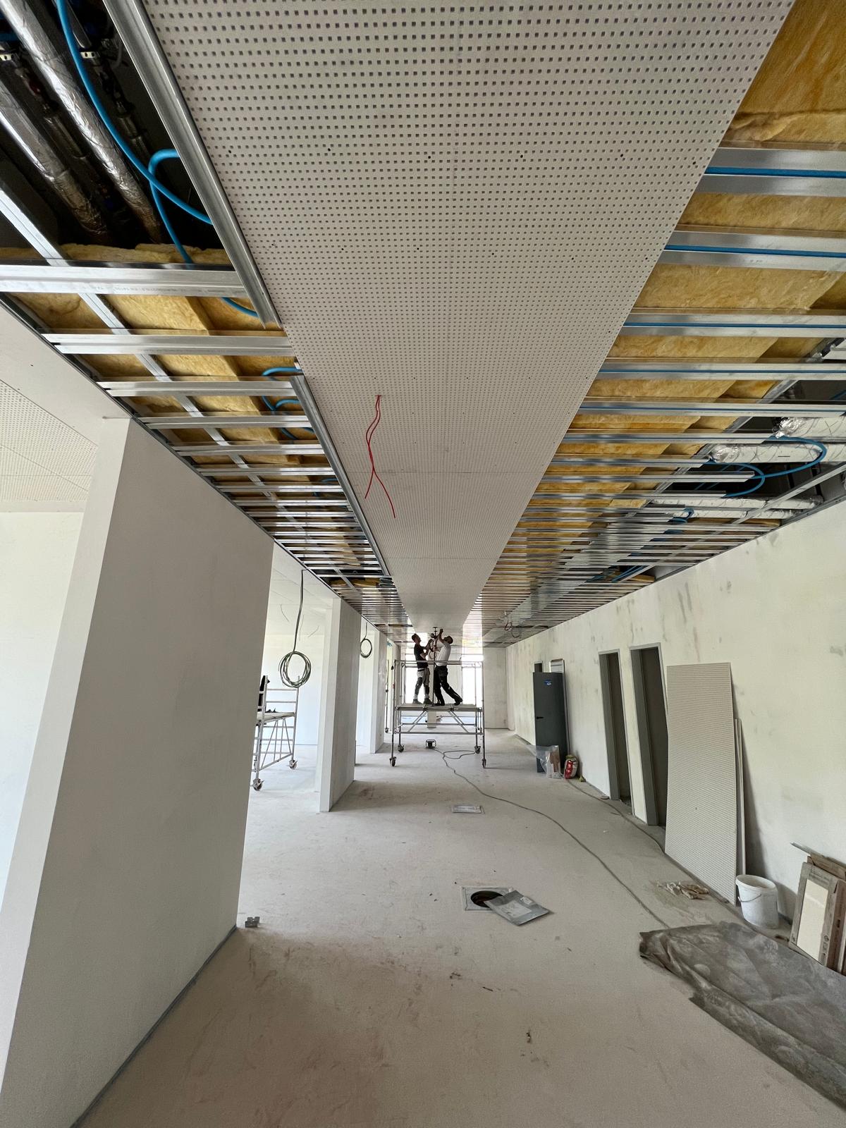 Bürotrakt Flur — Rohbau Deckenmontage mit Gerüst