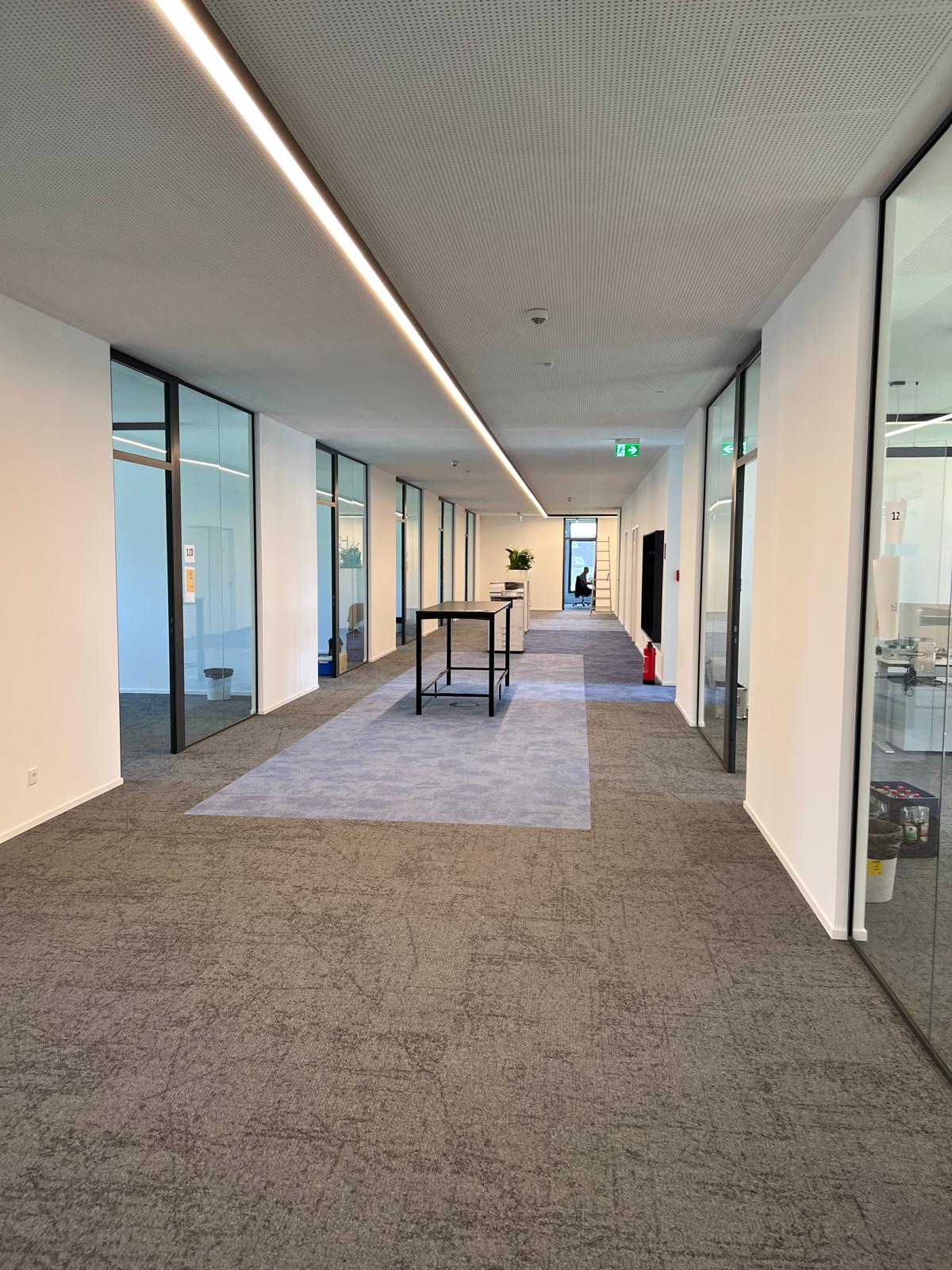 Bürotrakt fertig mit LED