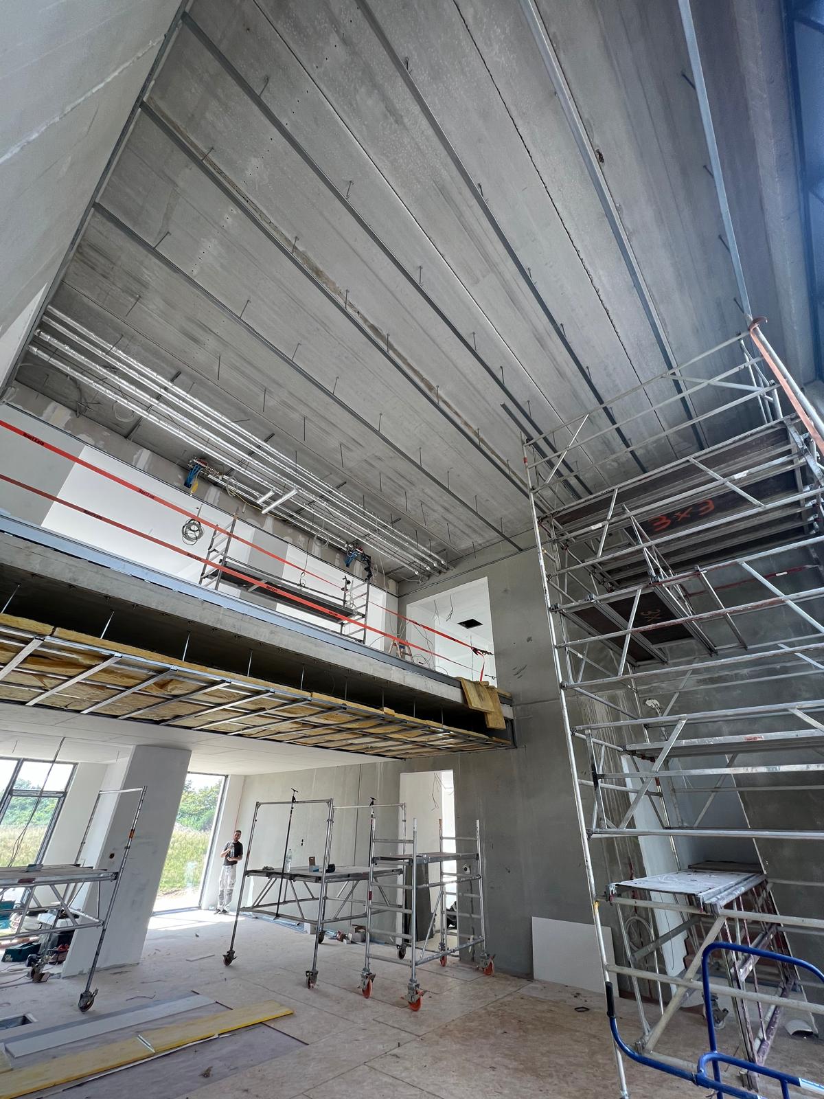 Eingangshalle Deckenmontage — Unterkonstruktion mit Gerüst