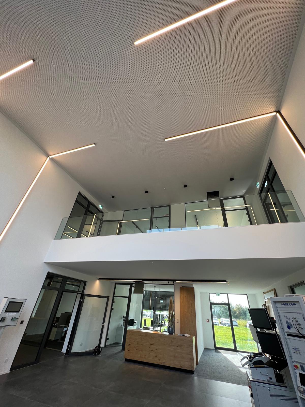 Eingangshalle — fertige Akustikdecke mit LED-Lichtbändern