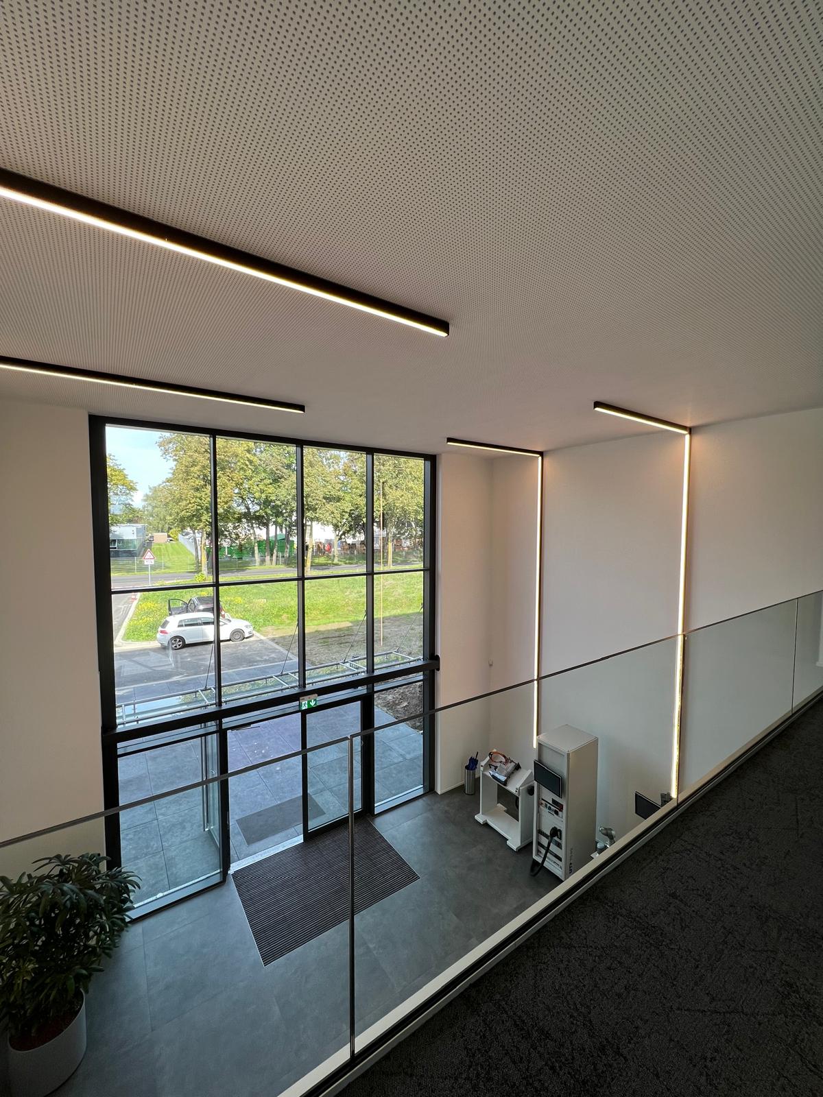 Eingangshalle — Galerie mit Lochplattendecke und LED