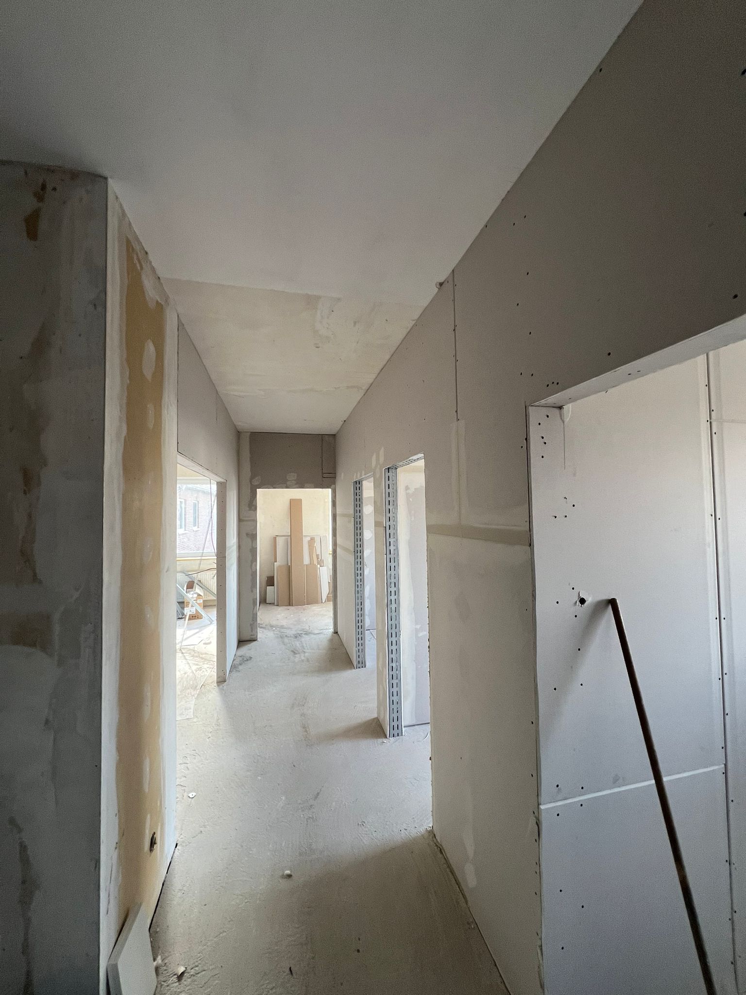 Kanzlei-Umbau Essen – Flur mit verspachtelten GK-Wänden und Eckschutzprofilen