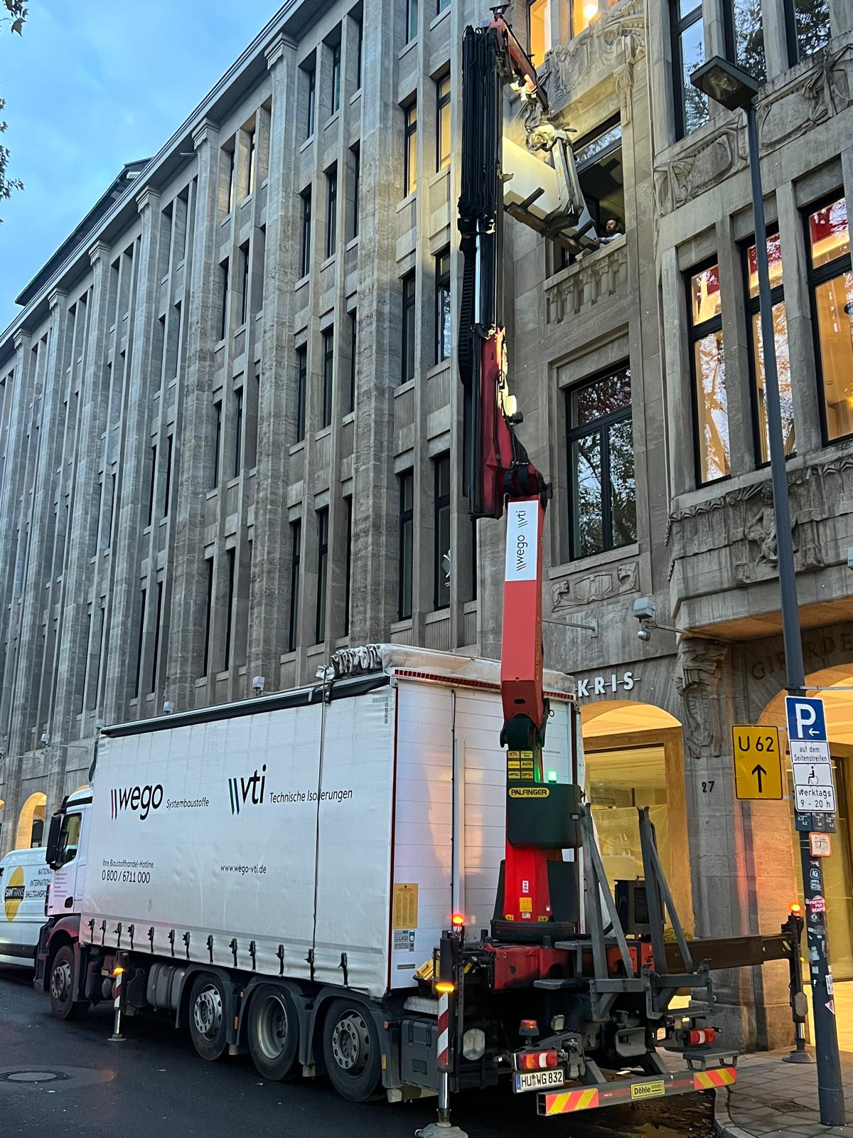 Königsallee WZ-Gebäude – Materiallieferung per Kran