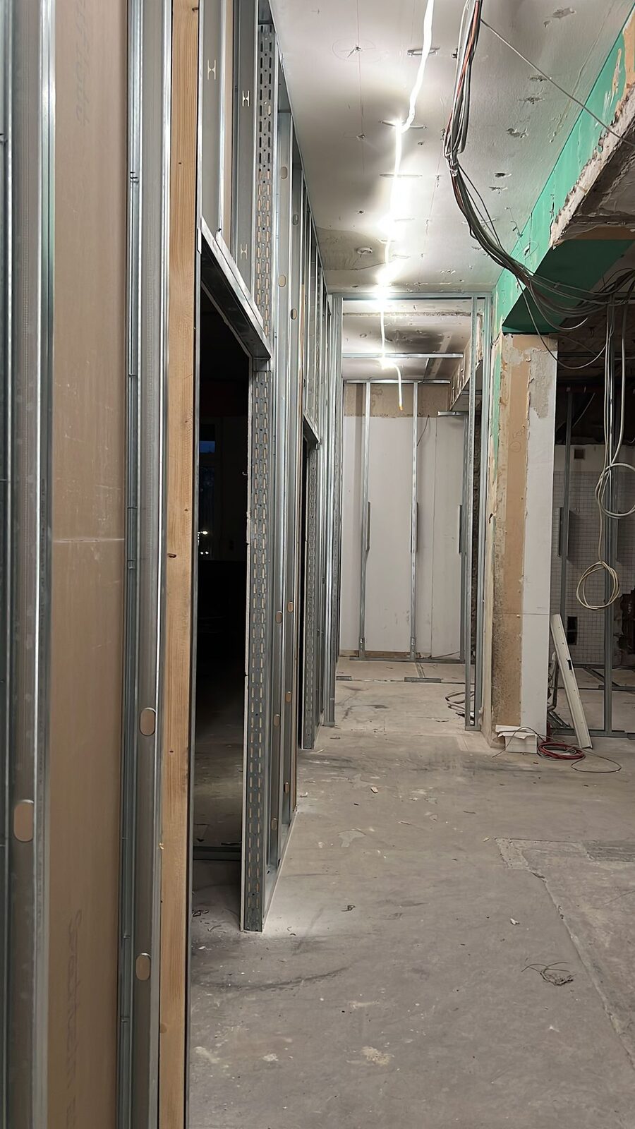 Königsallee Bürosanierung – halbfertige Trockenbauwände Nacht
