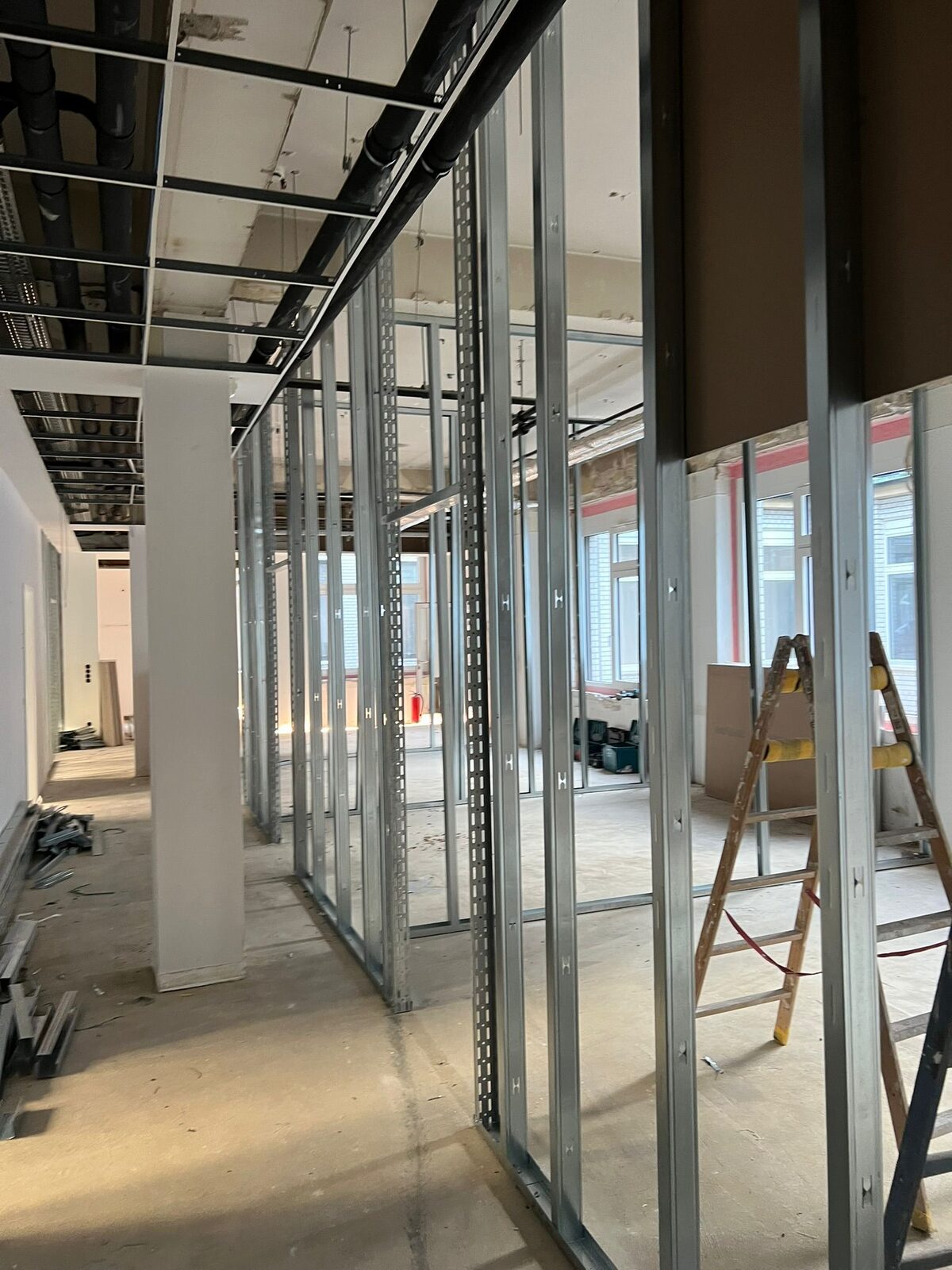 Trockenbau Metallprofil-Ständer mit Leiter – Büroetage Königsallee