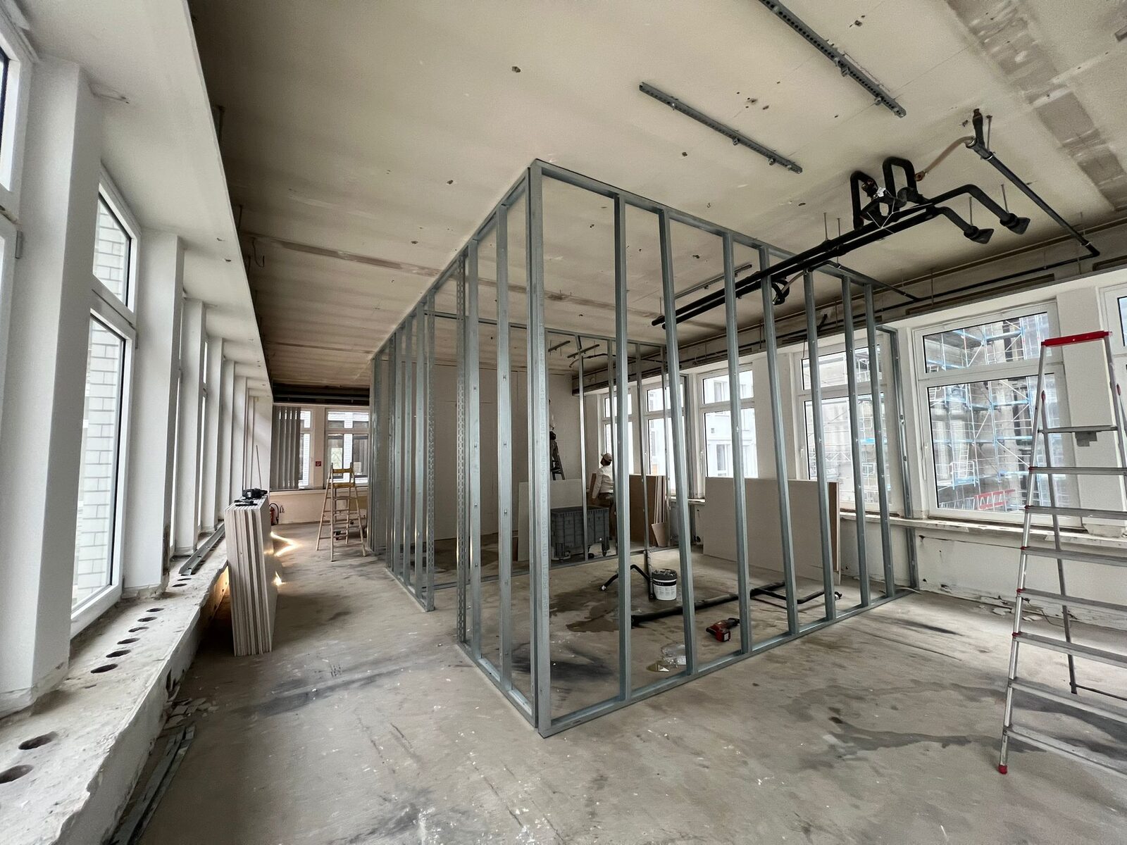 Büroetage Sanierung – Raumteiler Trockenbau im Rohbau
