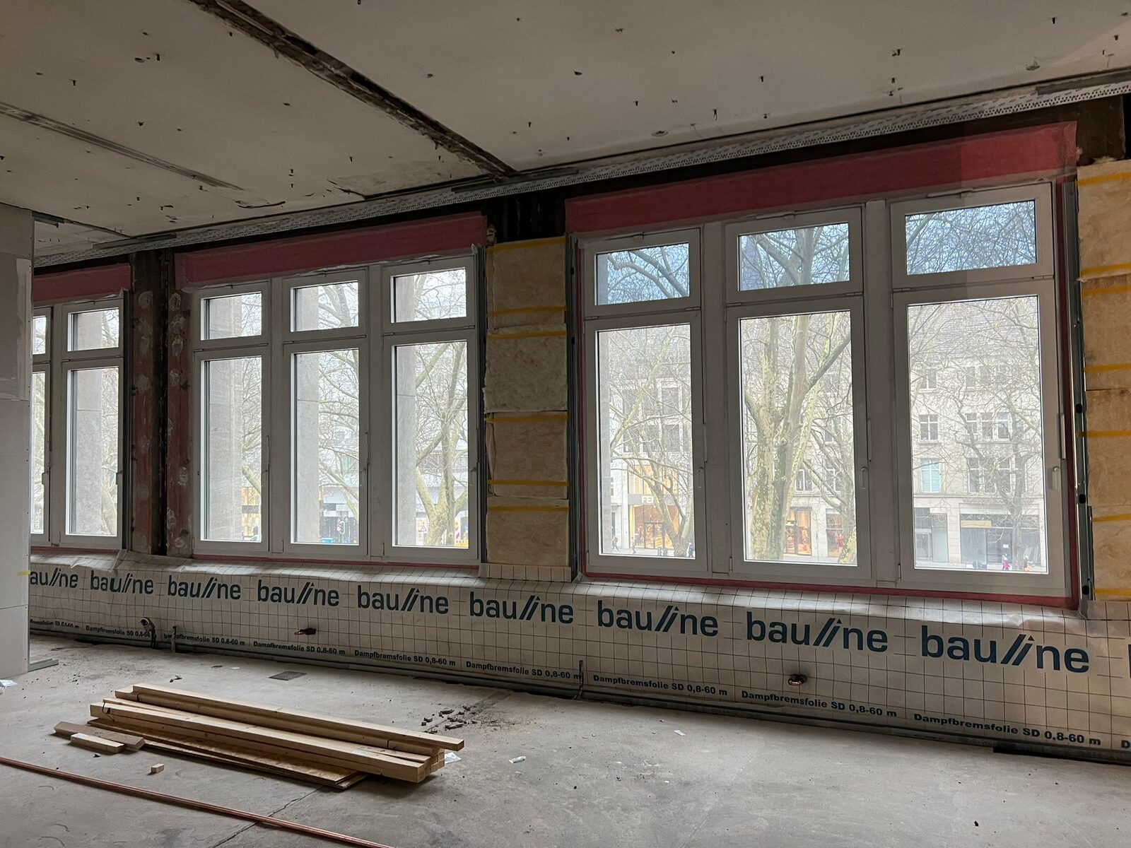 Königsallee Baustelle – Dampfbremsfolie Fensterfront mit Blick auf Kö