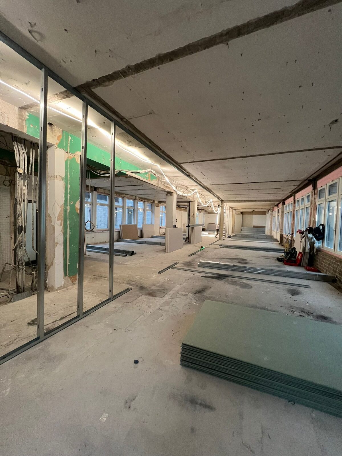 Trockenbau Ständerwerk Büroetage – lange Reihe Metallprofile