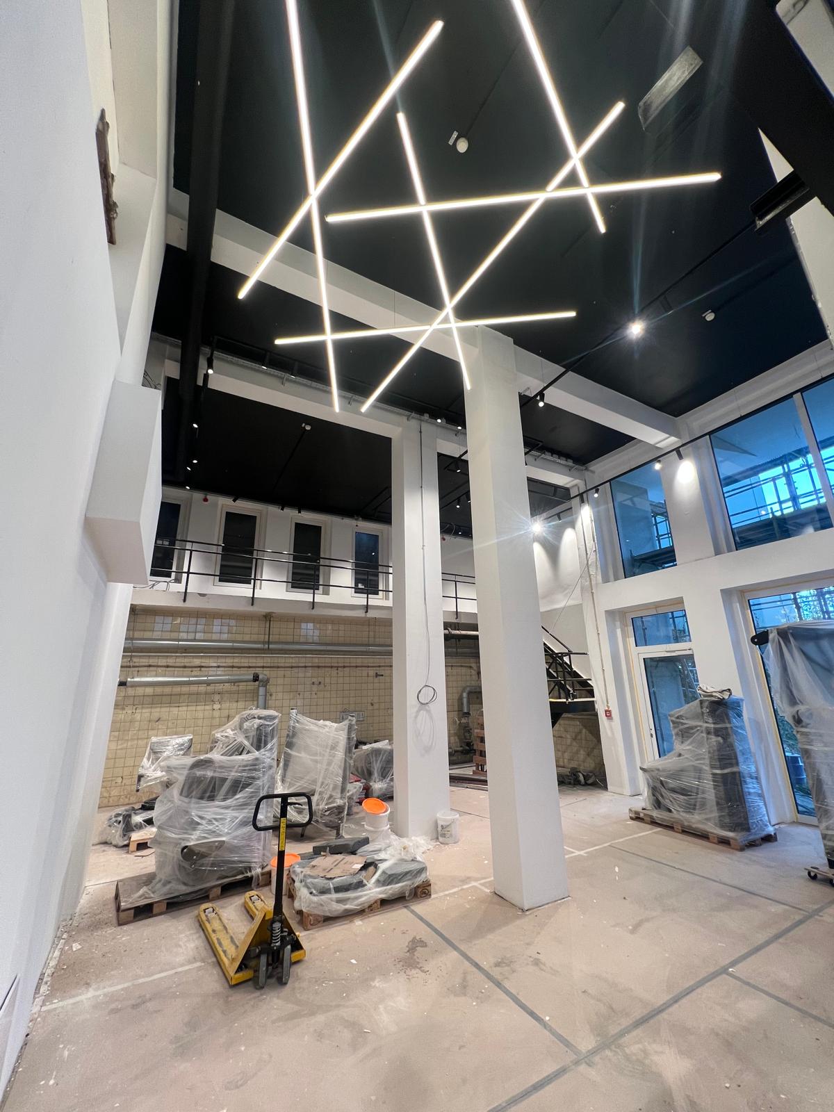 Physio Zentrum Menden – Fertige LED-Installation an schwarzer Decke mit weißen Säulen