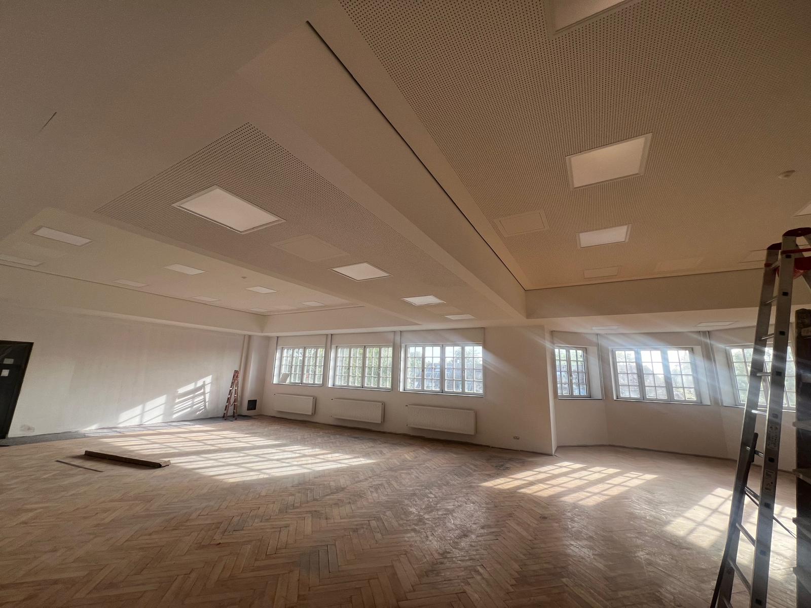 Schule Kempen – Fertige Akustikdecke mit Fischgrätparkett und LED-Panels