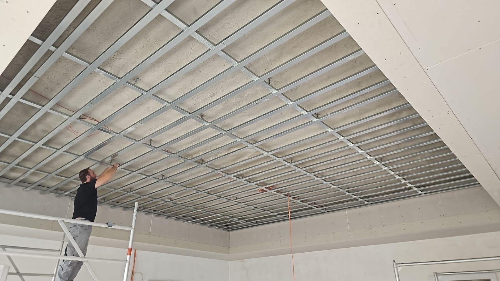 Schule Kempen – Akustikdecke mit Aussparungen für Leuchten, Gerüst