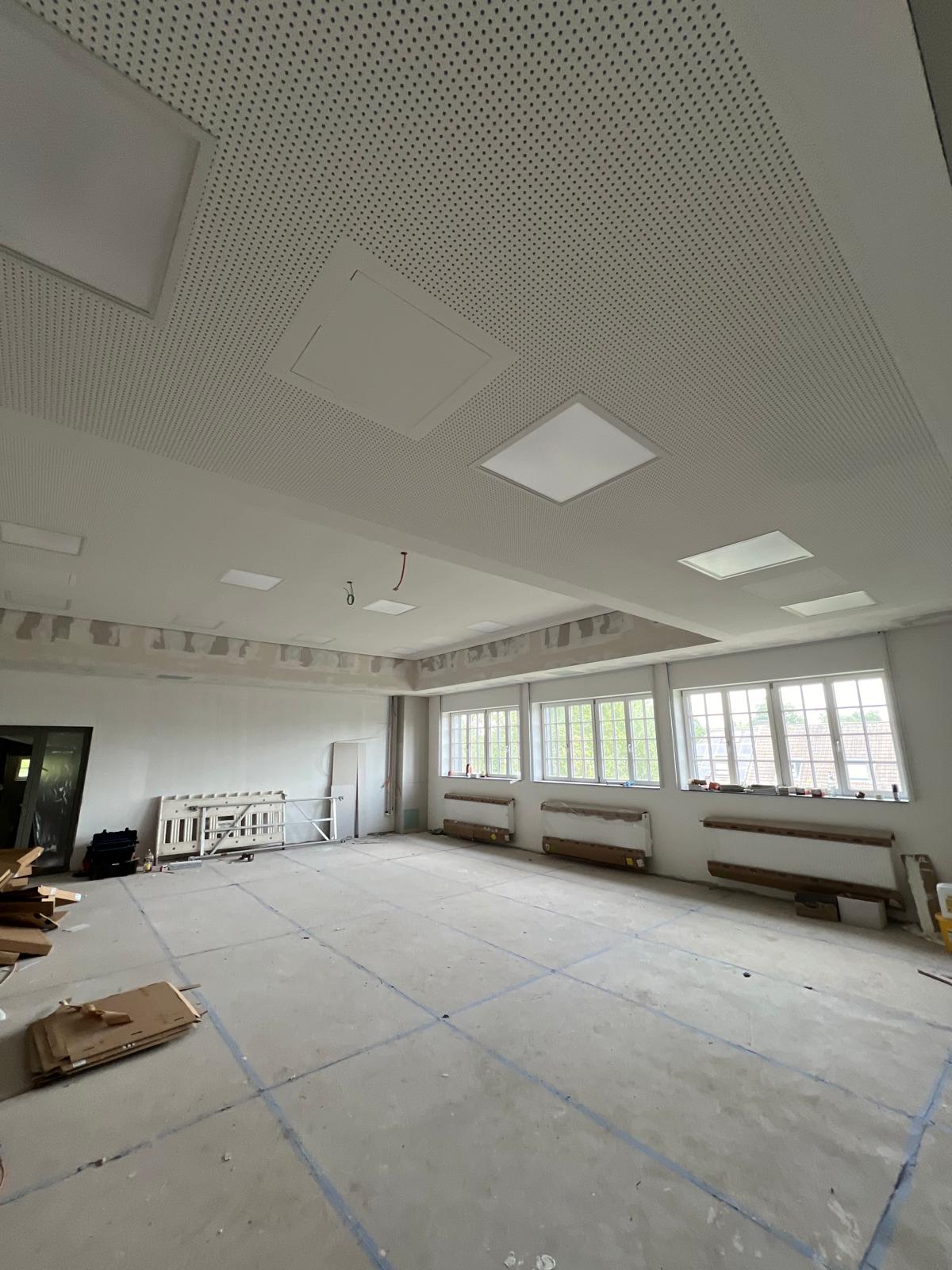 Schule Kempen – Fertiger Raum mit Akustikdecke, LED-Panels und Malerarbeiten