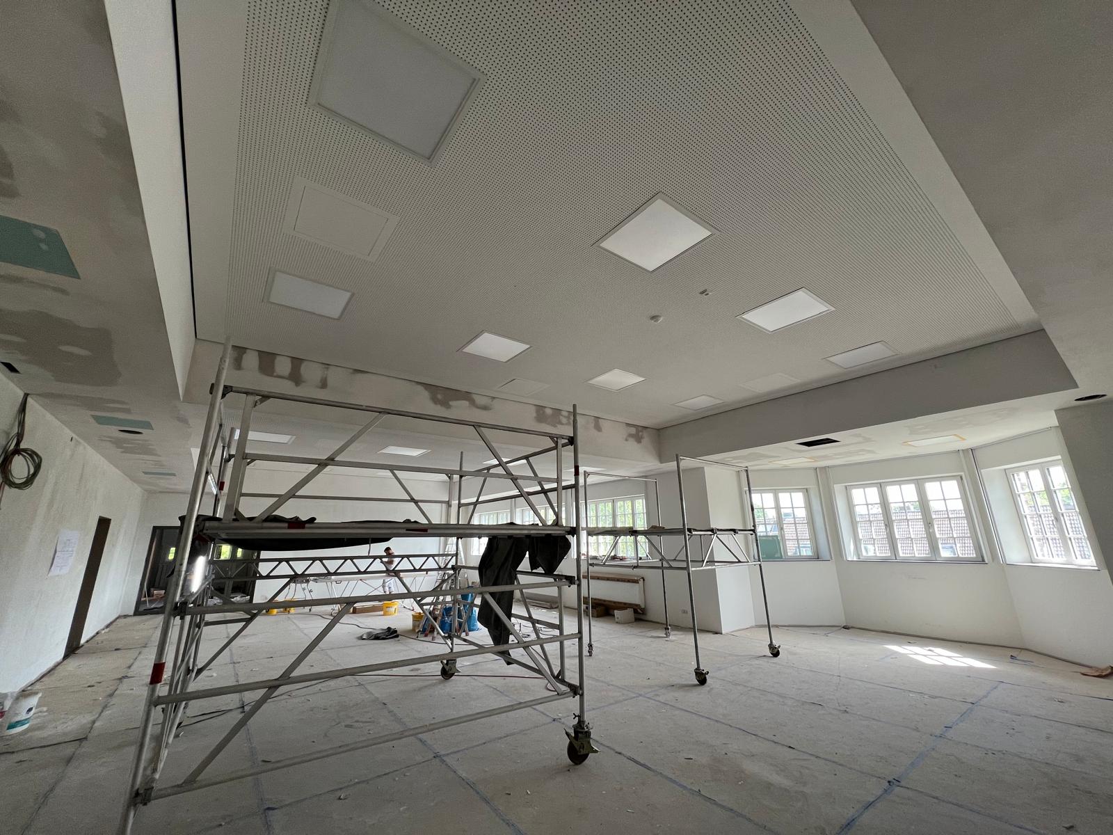 Schule Kempen – MF-Unterkonstruktion Decke mit Gerüst und Arbeitern