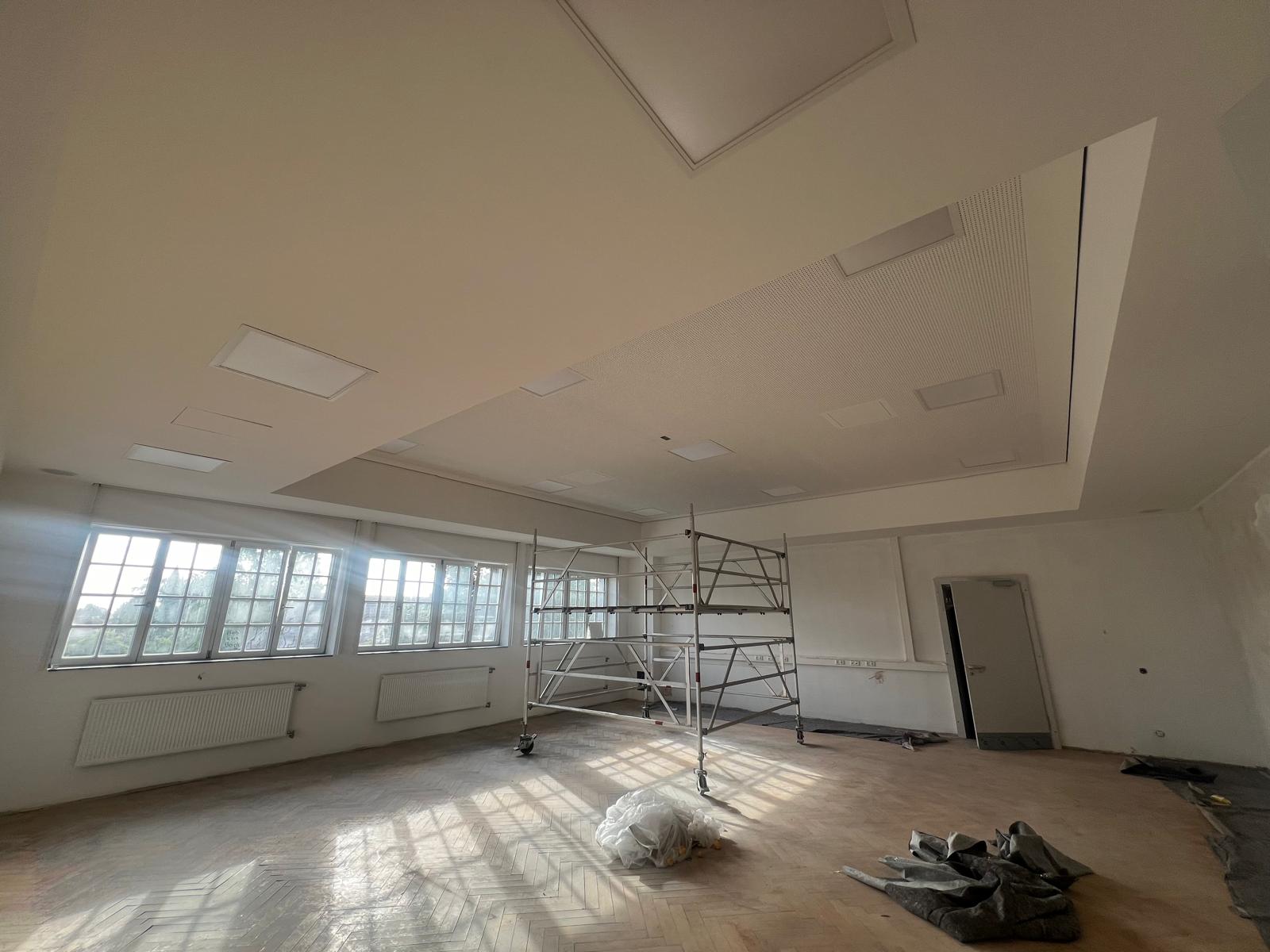 Schule Kempen – Fertiger Raum mit Akustikdecke und Sprossenfenstern