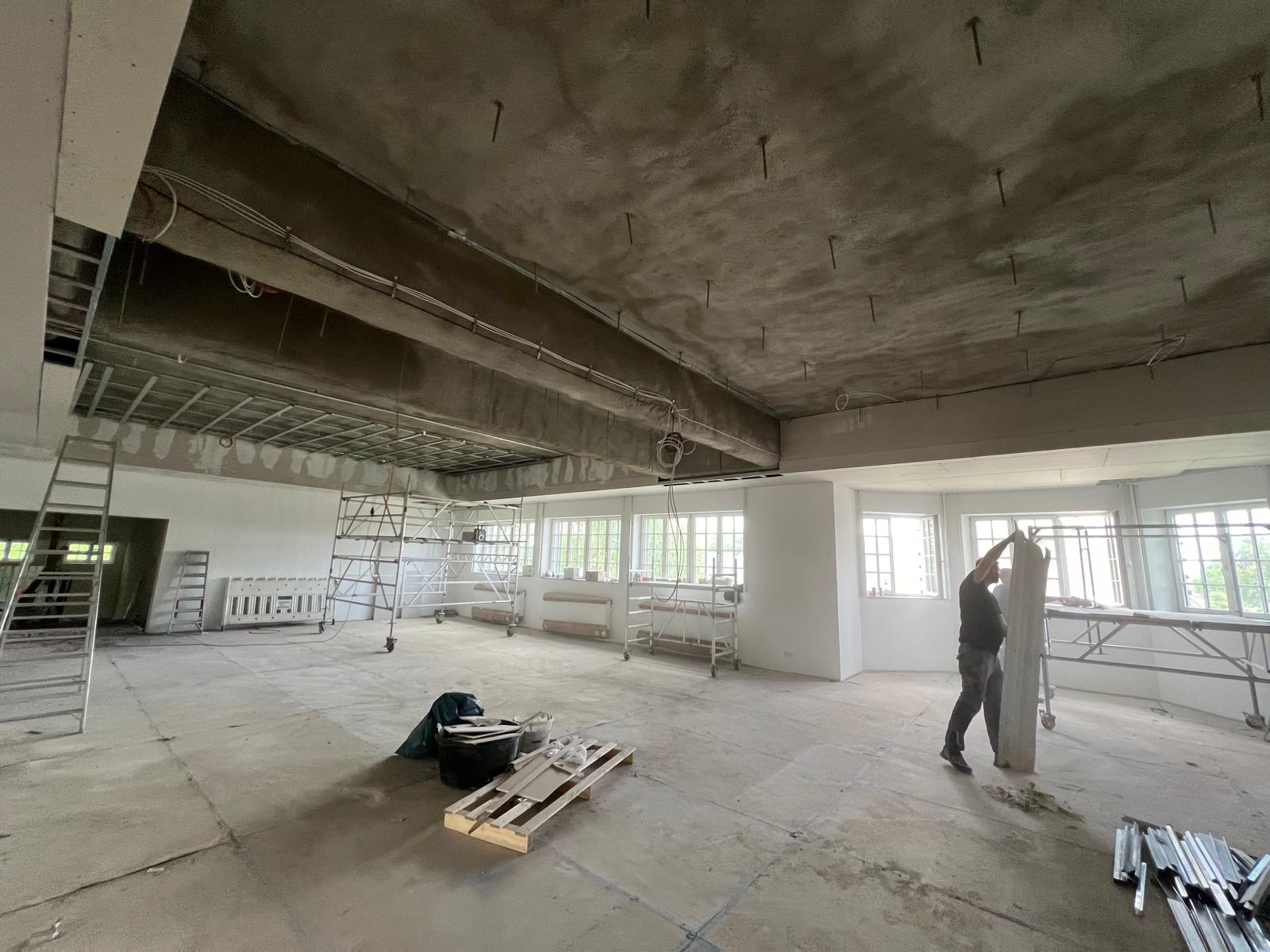 Schule Kempen – Akustikdecke mit Lochplatten und LED-Aussparungen