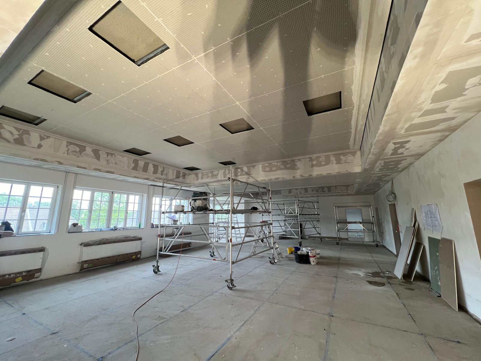 Schule Kempen – Unterkonstruktion von unten, Arbeiter auf Gerüst