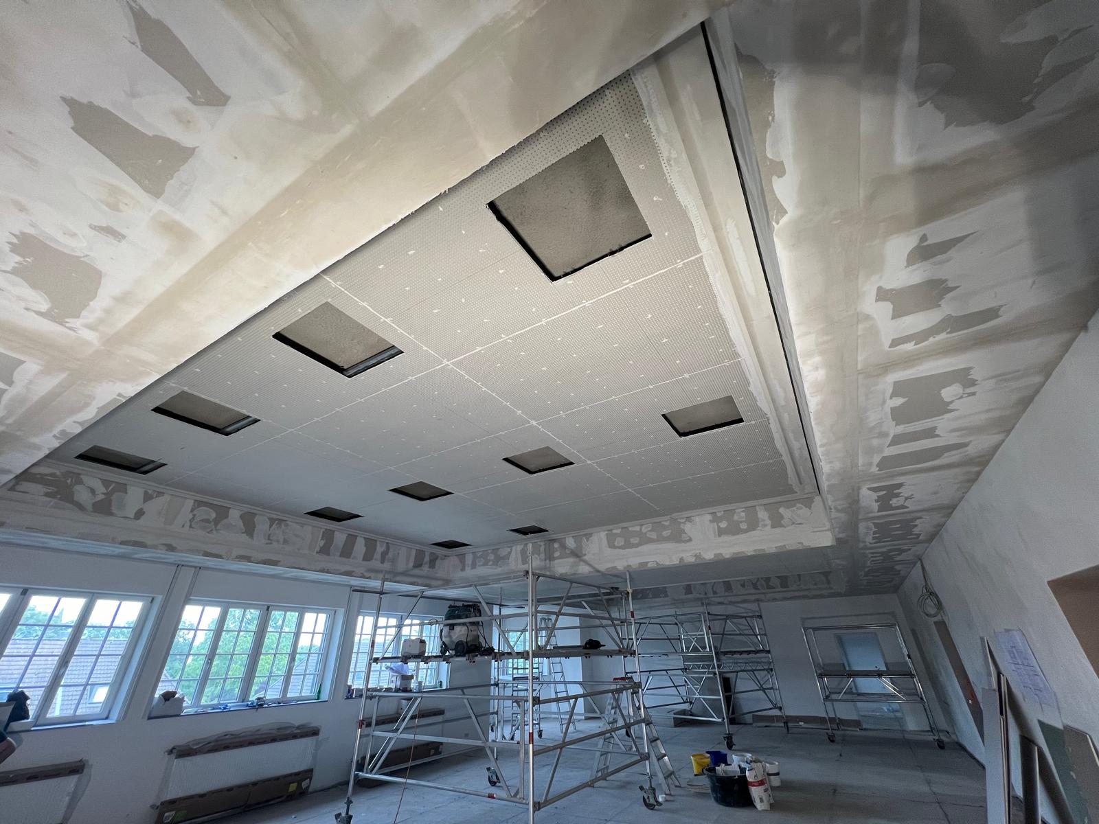 Schule Kempen – Akustikdecke Detail, Spachtelarbeiten an Wand-Decken-Anschluss
