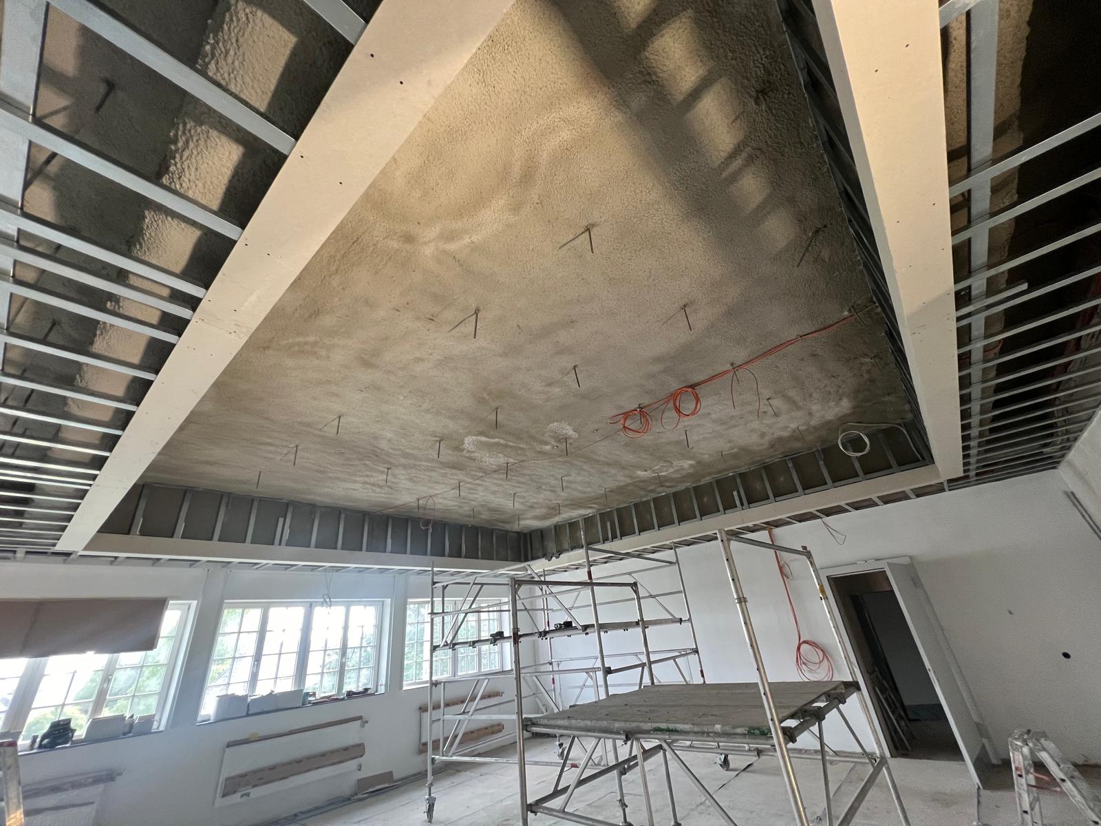 Schule Kempen – Arbeiter montiert MF-Profil an Deckenraster