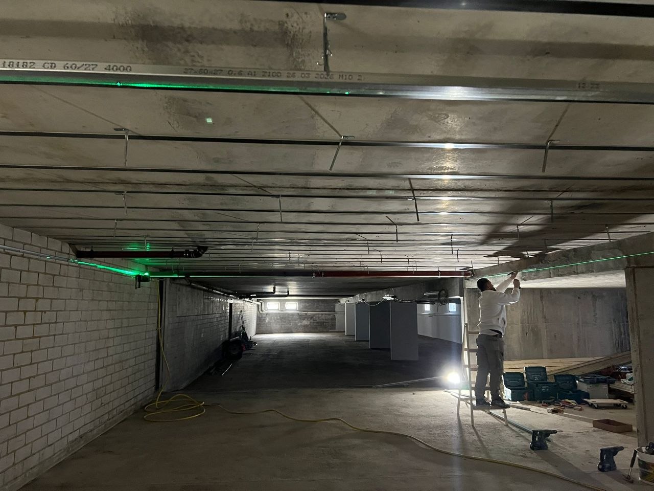 F90 Tiefgarage Aachen — Unterkonstruktion mit Laser