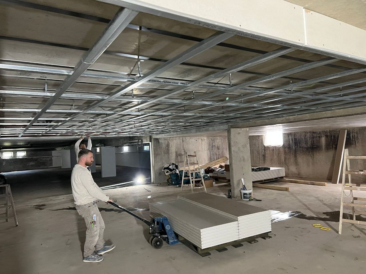 F90 Tiefgarage Aachen — Feuerschutzplatten anliefern