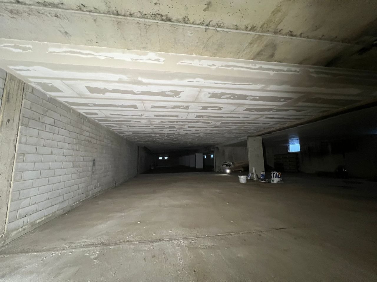 F90 Tiefgarage Aachen — Unterzug beplankt