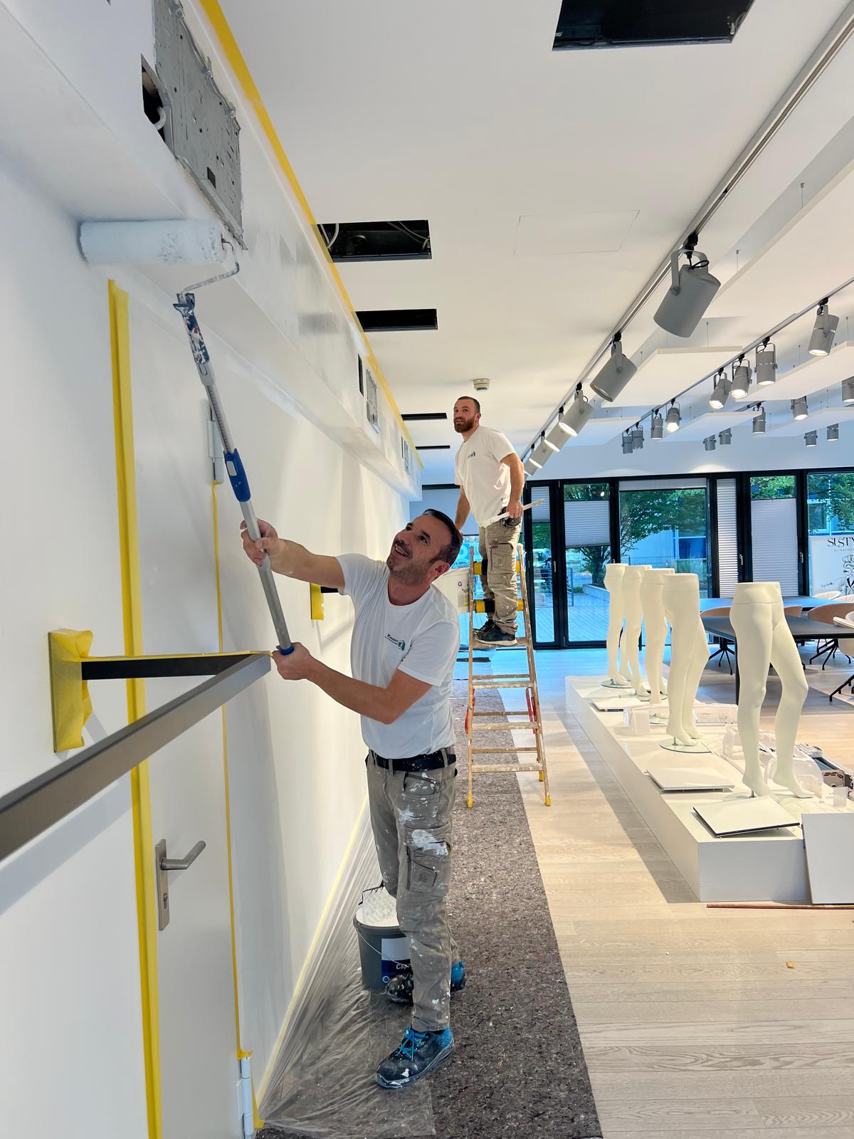 Triaform Team bei der Arbeit — Malerarbeiten im Showroom